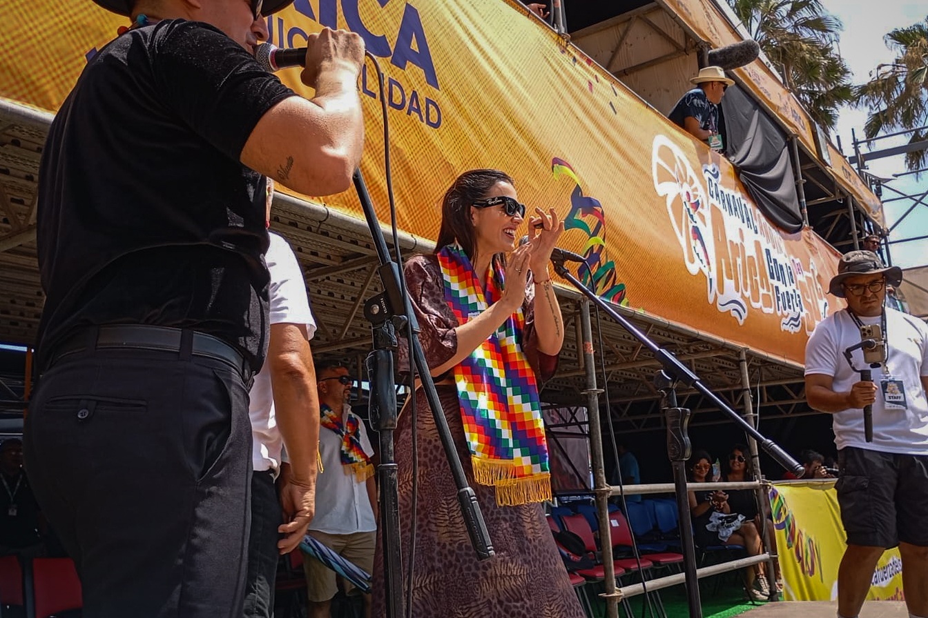 Alcalde Orlando Vargas nombra a Yamila Reyna embajadora del Carnaval de Arica